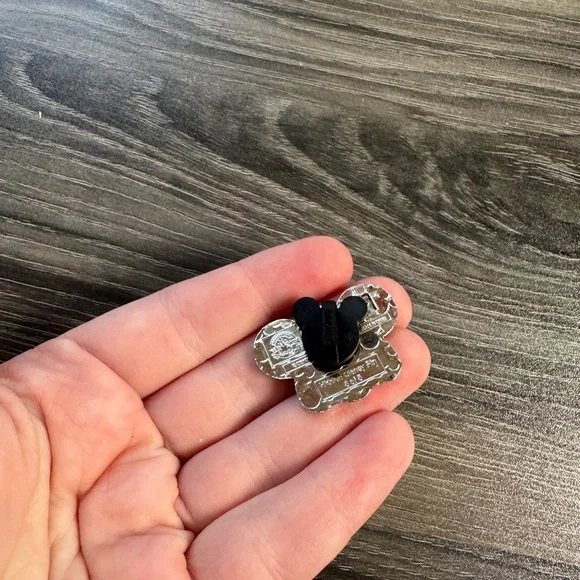 Dumbo The Flying Elephant Ear Hat 2024 Hidden Disney Mickey Pin - Picture 2 of 2